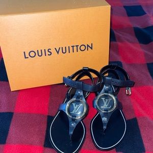 It’s a size 37 in EU. Original packaging.